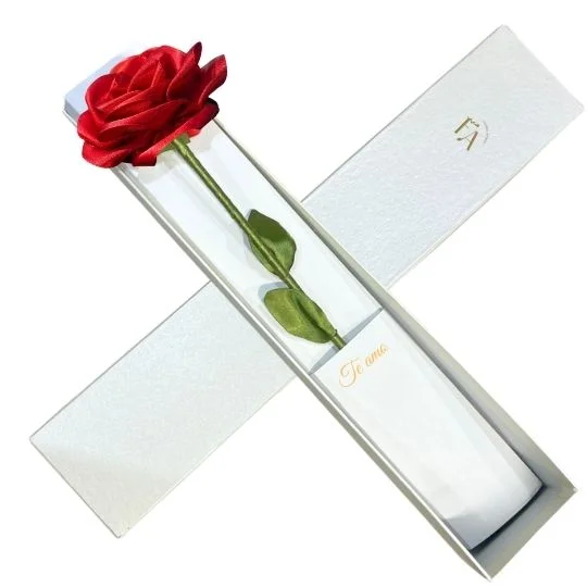 Caja con rosa roja de raso